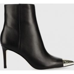 Guess botki skórzane Alinda damskie kolor czarny na szpilce. Czarne botki Guess, z aplikacjami, bez obcasa, na obcasie, bez zapięcia. Za 819.99 zł.