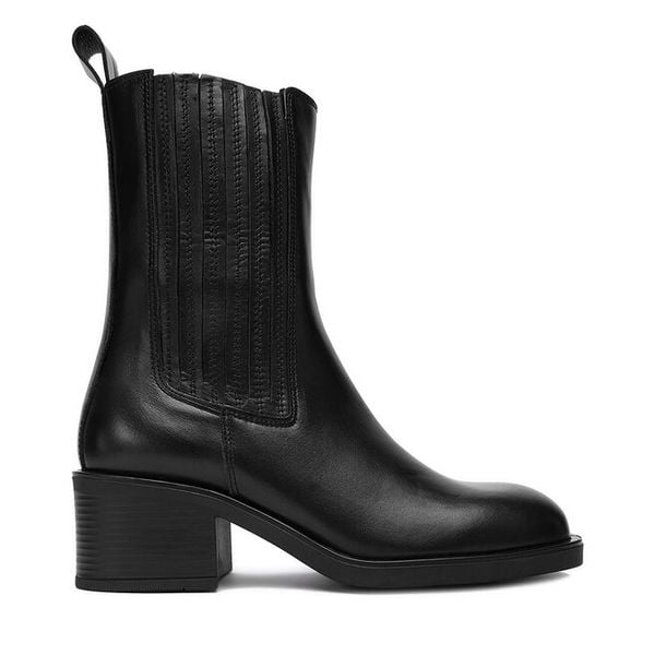 Botki GINO ROSSI. Czarne botki Gino Rossi, bez wzorów, bez obcasa, na słupku, bez zapięcia. Za 359.99 zł.