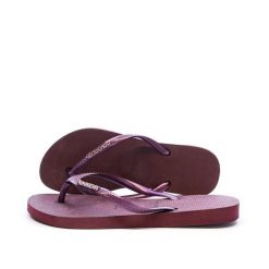 Klapki damskie Havaianas Slim Logo Metallic. Fioletowe klapki Havaianas, w ażurowe wzory, z materiału, eleganckie, bez obcasa, bez zapięcia. Za 170.00 zł.