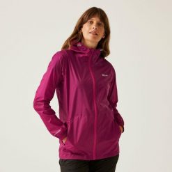 Kurtka trekkingowa damska Pack It Jacket III kieszonkowa przeciwdeszczowa. Czerwone kurtki przeciwdeszczowe Regatta, bez wzorów, z softshellu, bez kaptura, trekkingowe. Za 149.99 zł.