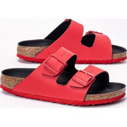 Klapki damskie czerwone Birkenstock Arizona BF. Czerwone klapki Birkenstock, bez wzorów, młodzieżowe, bez obcasa, bez zapięcia. Za 299.99 zł.