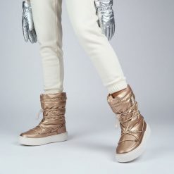 Śniegowce damskie Big Star, z połączenia materiału tekstylnego i syntetycznego z pikowaną metaliczną cholewką regulowanym sznurowaniem, beżowe, KK274. Brązowe botki BIG STAR, bez wzorów, ze skóry ekologicznej, retro, bez obcasa, na platformie, bez zapięcia. Za 209.00 zł.