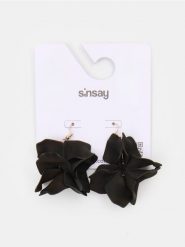 Kolczyki w kształcie kwiatów - czarny. Czarne kolczyki Sinsay. Za 9.99 zł.