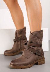 Ciemnobeżowe Botki z Nieregularną Cholewką Zdobioną Paskami i Sprzączkami Zinbelle. Brązowe botki Renee, z aplikacjami, z dzianiny, eleganckie, bez obcasa, na płaskiej podeszwie, bez zapięcia. Za 149.99 zł.