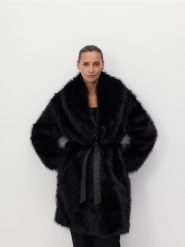 Płaszcz ze sztucznego futra z paskiem - czarny. Czarne płaszcze Reserved, l, bez wzorów, bez kaptura. W wyprzedaży za 399.99 zł.