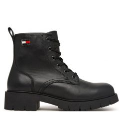 Trapery Tommy Jeans. Czarne traperki Tommy Jeans, bez wzorów, z jeansu, bez obcasa, bez zapięcia. Za 649.99 zł.