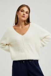 Sweter z dekoltem w serek i długimi rękawami ecru. Swetry MOODO, l, bez wzorów, z poliamidu, bez ramiączek. W wyprzedaży za 41.99 zł.
