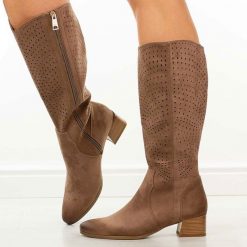 J.Brązowe zamszowe kozaki damskie na obcasie Vinceza 58637. Brązowe kozaki VINCEZA, na jesień, w ażurowe wzory, z zamszu, eleganckie, bez obcasa, na obcasie, bez zapięcia. Za 239.00 zł.