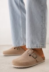 Beżowe Zamszowe Klapki w Stylu Chodaków Ozdobione Klamrą Irinania. Brązowe klapki Born2be, bez wzorów, z materiału, bez obcasa, na płaskiej podeszwie, bez zapięcia. Za 159.99 zł.