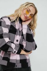 Tommy Jeans koszula damska kolor różowy relaxed z kołnierzykiem klasycznym. Czerwone koszule Tommy Jeans, m, bez wzorów, z jeansu, klasyczne, bez kołnierzyka, bez ramiączek. W wyprzedaży za 419.99 zł.