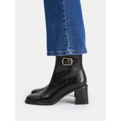 Botki JENNY. Czarne botki Jenny, bez wzorów, bez obcasa, na słupku, bez zapięcia. Za 189.99 zł.