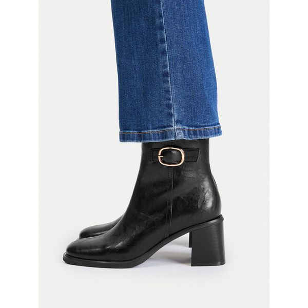 Botki JENNY. Czarne botki Jenny, bez wzorów, bez obcasa, na słupku, bez zapięcia. Za 189.99 zł.
