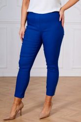 Szafirowe spodnie chinosy Nina z zamkami 7/8 PLUS SIZE XXL WIOSNA. Niebieskie chinosy Nasi partnerzy, bez wzorów, z elastanu, biznesowe, krótkie. Za 159.90 zł.