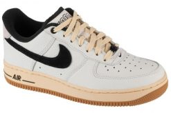 Buty sportowe Sneakersy damskie, Wmns Air Force 1 07. Białe buty treningowe Nike, bez wzorów, z materiału, przed kostkę, bez zapięcia, trekkingowe. Za 499.99 zł.