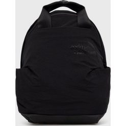 The North Face plecak damski kolor czarny mały gładki. Czarne plecaki The North Face, bez wzorów, do ręki, bez dodatków. W wyprzedaży za 269.99 zł.