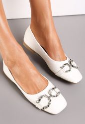 Białe Wsuwane Balerinki z Metalową Ozdobą i Kwadratowym Noskiem Vanle. Białe baleriny Renee, z aplikacjami, ze skóry ekologicznej, eleganckie, bez obcasa, na płaskiej podeszwie, bez zapięcia. Za 34.99 zł.