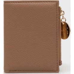 Sisley portfel damski kolor brązowy. Brązowe portfele Sisley, bez wzorów, z materiału. Za 139.99 zł.