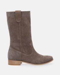BRĄZOWE BOTKI ZE SKÓRY ZAMSZOWEJ 105151 1047 C TA. Brązowe botki Venezia, bez wzorów, ze skóry, bez obcasa, bez zapięcia. Za 549.00 zł.