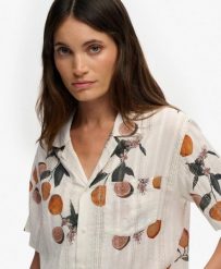Superdry Koszula damska Beach Printed z bawełny i wiskozy. Białe koszule Superdry, bez wzorów, z bawełny, klasyczne, bez kołnierzyka, bez ramiączek. Za 220.40 zł.