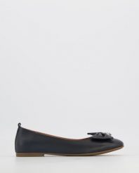 BALERINY Z KOKARDĄ 00951929810 BLAC. Baleriny Venezia, bez wzorów, ze skóry, bez obcasa, bez zapięcia. Za 219.00 zł.