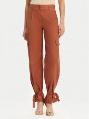 Marciano Guess Spodnie materiałowe 5GGB20 7315A Miedziany Regular Fit. Brązowe spodnie materiałowe Marciano Guess, z aplikacjami, z bawełny. Za 569.99 zł.