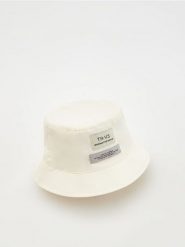 Kapelusz typu bucket - kremowy. Białe kapelusze Reserved, bez wzorów. Za 79.99 zł.