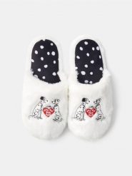 Kapcie z futerkiem 101 Dalmatians - biały. Białe kapcie Sinsay, bez wzorów. Za 29.99 zł.