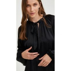 Answear Lab bluzka damska kolor czarny gładka. Czarne bluzki Answear Lab, m, bez wzorów, z tkaniny, bez kołnierzyka, bez ramiączek. Za 179.99 zł.