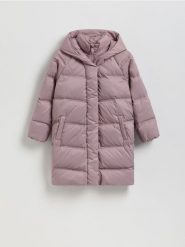 Pikowany płaszcz z naturalnym puchem - fioletowy. Fioletowe płaszcze Reserved, bez wzorów, z puchu, bez kaptura. Za 249.99 zł.