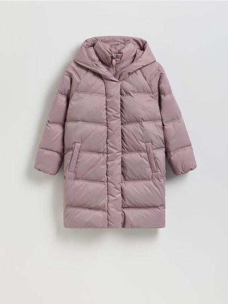 Pikowany płaszcz z naturalnym puchem - fioletowy. Fioletowe płaszcze Reserved, bez wzorów, z puchu, bez kaptura. Za 249.99 zł.