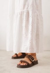 Brązowe Płaskie Klapki z Imitacji Zamszu z Wyrazistą Klamrą Himemoni. Brązowe klapki Born2be, bez wzorów, z jeansu, boho, bez obcasa, na płaskiej podeszwie, bez zapięcia. Za 79.99 zł.