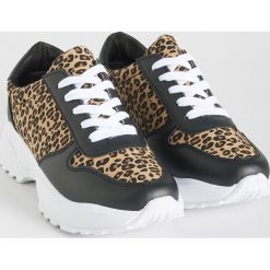 Sportowe buty w panterkę - Wielobarwn. Buty treningowe marki Sinsay. Za 99.99 zł.