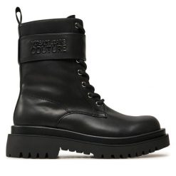 Trapery Versace Jeans Couture. Czarne traperki Versace Jeans Couture, bez wzorów, z jeansu, bez obcasa, bez zapięcia. Za 1,099.00 zł.