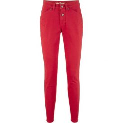 Dżinsy ze stretchem z klasycznego denimu, fason typu marchewki bonprix czerwony twill. Jeansy marki bonprix. Za 109.99 zł.