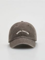 Bawełniana czapka z daszkiem - ciemnobrązowy. Brązowe czapki z daszkiem Reserved, bez wzorów, z bawełny. Za 59.99 zł.