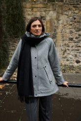 Gładki szal czarny. Czarne szaliki i kominy MOODO, bez wzorów, z poliesteru. Za 49.99 zł.