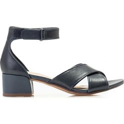 Clarks Sandały Clarks Caroleigh Rise 26165100. Sandały Clarks, bez wzorów, bez obcasa, bez zapięcia. Za 284.90 zł.