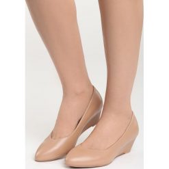 Ciemnobeżowe Czółenka Ripple. Czółenka marki Born2be. Za 39.99 zł.