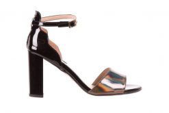 Sandały Bayla-130 04322-0124-06 Czarny L, Skóra naturalna lakierowana - 41. Czarne sandały Bayla, bez wzorów, z lakierowanej skóry, eleganckie, bez obcasa, na obcasie, bez zapięcia. W wyprzedaży za 89.10 zł.
