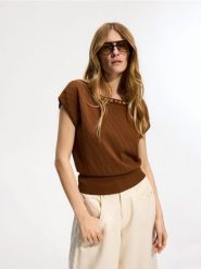Sweter z krótkim rękawem - brązowy. Brązowe swetry Reserved, l, w ażurowe wzory, z dzianiny, bez ramiączek. W wyprzedaży za 59.99 zł.