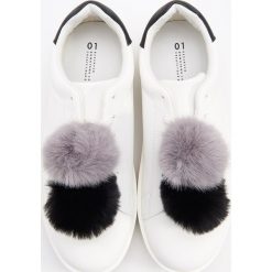 Sportowe buty z pomponami - Biały. Buty treningowe marki KALENJI. W wyprzedaży za 79.99 zł.