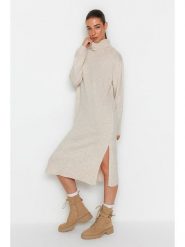 Trendyol Sukienka dzianinowa w kolorze beżowym rozmiar: M. Brązowe sukienki Trendyol, na imprezę, m, bez wzorów, z dzianiny, bez kołnierzyka, bez ramiączek, midi. Za 129.45 zł.