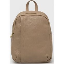 Answear Lab plecak skórzany damski kolor beżowy mały gładki. Brązowe plecaki Answear Lab, bez wzorów, do ręki, bez dodatków. W wyprzedaży za 319.99 zł.
