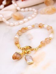 L'Atelier de Gaia Pozłacana bransoletka z cytrynem i perłami rozmiar: onesize. Białe bransoletki L'Atelier de Gaia, z cytrynem, pozłacane. Za 82.83 zł.