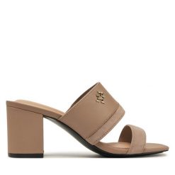 Klapki Tommy Hilfiger. Brązowe klapki Tommy Hilfiger, bez wzorów, bez obcasa, bez zapięcia. Za 569.99 zł.