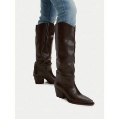 Kozaki G-Star. Brązowe kozaki G-Star, bez wzorów, retro, bez obcasa, na słupku, bez zapięcia. Za 649.99 zł.