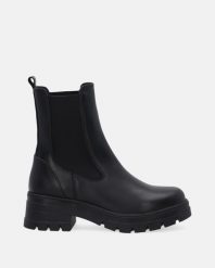 CZARNE SZTYBLETY ZE SKÓRY NATURALNEJ 1121101 01 BLACK. Czarne botki Venezia, bez wzorów, ze skóry, bez obcasa, bez zapięcia. Za 339.00 zł.