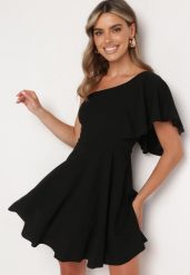 Czarna Asymetryczna Sukienka na Jedno Ramię z Falbanką Ellasue. Czarne sukienki Born2be, na co dzień, s, bez wzorów, eleganckie, z asymetrycznym kołnierzem, bez ramiączek, mini, asymetryczne. W wyprzedaży za 67.99 zł.
