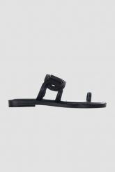 MICHAEL KORS Czarne klapki Alma Flat Sandal. Czarne klapki Michael Kors, bez wzorów, bez obcasa, bez zapięcia. W wyprzedaży za 339.99 zł.