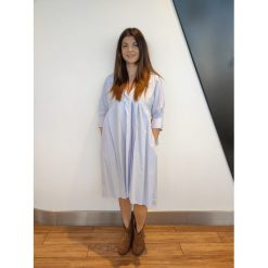 Niebieska sukienka z rękawkami Alessia Santi. Niebieskie sukienki Alessia Santi, s, bez wzorów, z bawełny, klasyczne, bez kołnierzyka, bez ramiączek. W wyprzedaży za 630.00 zł.